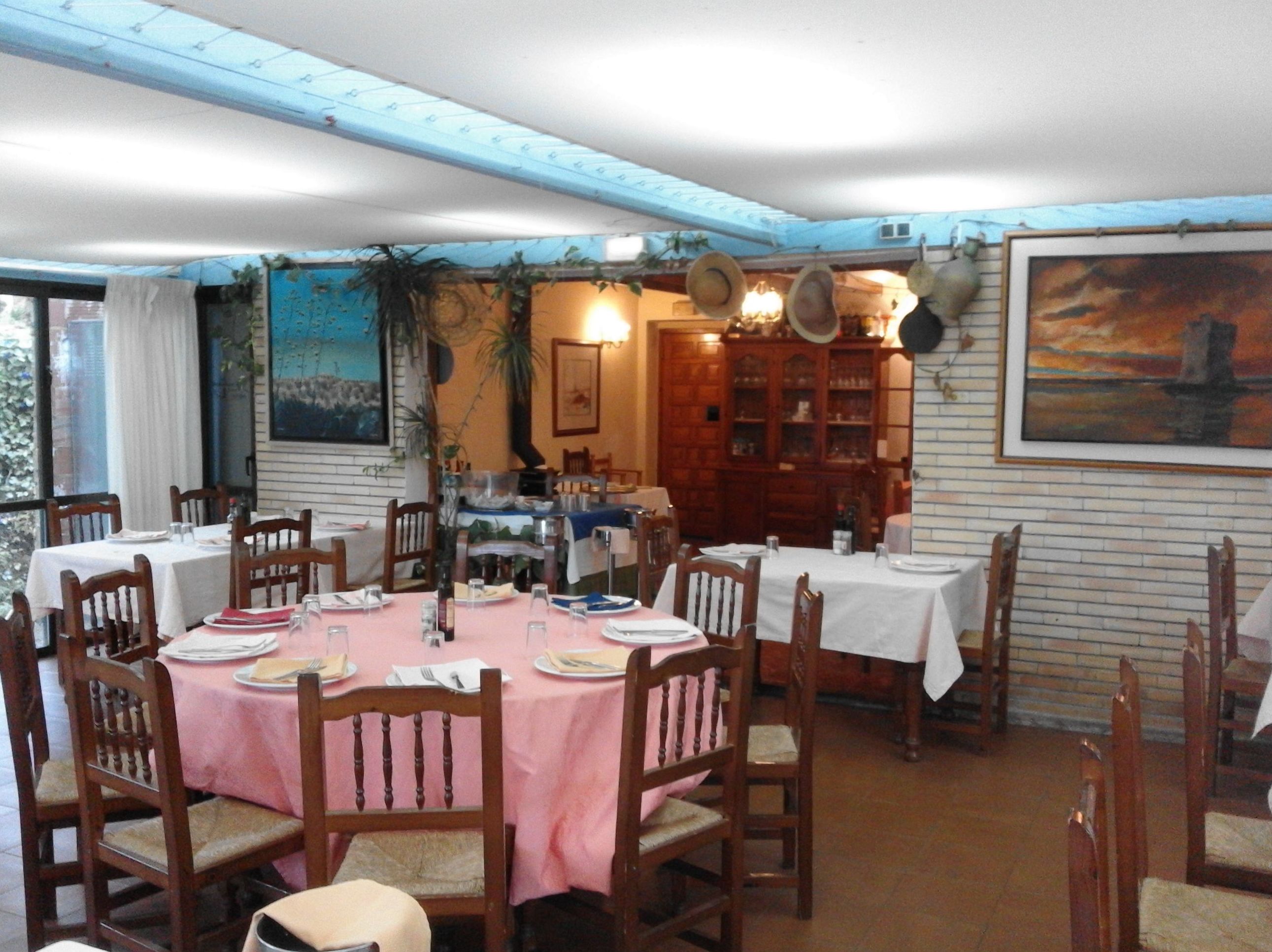 Restaurante con amplio salón para celebraciones
